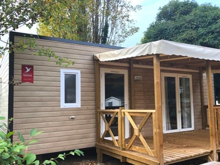 Camping Pas Cher vous présente avec son site Officiel campingpascher.fr, le Camping Ker Yaoulet classé 4 étoiles, situé sur la commune de Ambon dans le département Morbihan (Bretagne) en France. Le camping Ker Yaoulet vous propose un hébergement de type mobil-home de 28 m² pour 6 personnes (télévision). L'établissement vous propose 41 autres types d'hébergements. Découvrez tous nos séjours à petits prix dans la commune et aux alentours de Ambon du département : Morbihan (Bretagne). Les Avis clients pour le Camping Ker Yaoulet sont excellents avec une note moyenne de 8 sur 10. LacMer, Piscine couverte, Piscine extérieure, Animation ados, Animations familiales, Club enfants, Aire de jeux enfants, Centre équestre, Cyclisme, Paddle, Parcours sportif, Ping-pong, Pétanque, Randonnée, Salle de jeux vidéo, Structure gonflable enfants, Terrain multisports, Bar, Dépôt de pain, Plats à emporter, Snack/Bar, Supermarché,... En savoir plus : cliquez-ICI.