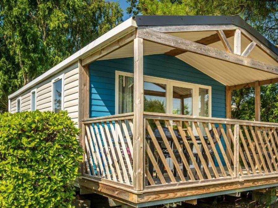 Camping Pas Cher vous présente avec son site Officiel campingpascher.fr, le Camping Ker Yaoulet classé 4 étoiles, situé sur la commune de Ambon dans le département Morbihan (Bretagne) en France. Le camping Ker Yaoulet vous propose un hébergement de type mobil-home de 23 m² pour 6 personnes (télévision). L'établissement vous propose 41 autres types d'hébergements. Découvrez tous nos séjours à petits prix dans la commune et aux alentours de Ambon du département : Morbihan (Bretagne). Les Avis clients pour le Camping Ker Yaoulet sont excellents avec une note moyenne de 8 sur 10. LacMer, Piscine couverte, Piscine extérieure, Animation ados, Animations familiales, Club enfants, Aire de jeux enfants, Centre équestre, Cyclisme, Paddle, Parcours sportif, Ping-pong, Pétanque, Randonnée, Salle de jeux vidéo, Structure gonflable enfants, Terrain multisports, Bar, Dépôt de pain, Plats à emporter, Snack/Bar, Supermarché,... En savoir plus : cliquez-ICI.
