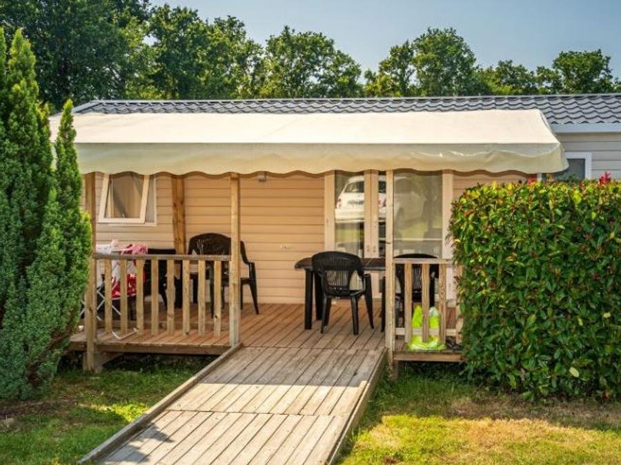 Camping Pas Cher vous présente avec son site Officiel campingpascher.fr, le Camping Ker Yaoulet classé 4 étoiles, situé sur la commune de Ambon dans le département Morbihan (Bretagne) en France. Le camping Ker Yaoulet vous propose un hébergement de type mobil-home de 30 m² pour 4 personnes (télévision). L'établissement vous propose 44 autres types d'hébergements. Découvrez tous nos séjours à petits prix dans la commune et aux alentours de Ambon du département : Morbihan (Bretagne). Les Avis clients pour le Camping Ker Yaoulet sont excellents avec une note moyenne de 8 sur 10. LacMer, Piscine couverte, Piscine extérieure, Animation ados, Animations familiales, Club enfants, Aire de jeux enfants, Centre équestre, Cyclisme, Paddle, Parcours sportif, Ping-pong, Pétanque, Randonnée, Salle de jeux vidéo, Structure gonflable enfants, Terrain multisports, Bar, Dépôt de pain, Plats à emporter, Snack/Bar, Supermarché,... En savoir plus : cliquez-ICI.