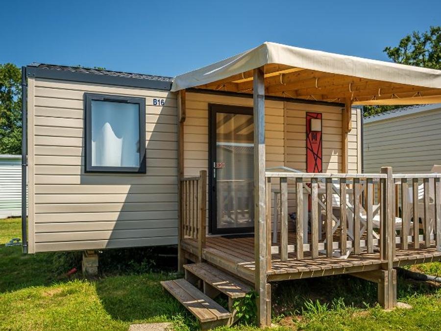 Camping Pas Cher vous présente avec son site Officiel campingpascher.fr, le Camping Ker Yaoulet classé 4 étoiles, situé sur la commune de Ambon dans le département Morbihan (Bretagne) en France. Le camping Ker Yaoulet vous propose un hébergement de type mobil-home de 18 m² pour 4 personnes (télévision). L'établissement vous propose 47 autres types d'hébergements. Découvrez tous nos séjours à petits prix dans la commune et aux alentours de Ambon du département : Morbihan (Bretagne). Les Avis clients pour le Camping Ker Yaoulet sont excellents avec une note moyenne de 8 sur 10. LacMer, Piscine couverte, Piscine extérieure, Animation ados, Animations familiales, Club enfants, Aire de jeux enfants, Centre équestre, Cyclisme, Paddle, Parcours sportif, Ping-pong, Pétanque, Randonnée, Salle de jeux vidéo, Structure gonflable enfants, Terrain multisports, Bar, Dépôt de pain, Plats à emporter, Snack/Bar, Supermarché,... En savoir plus : cliquez-ICI.