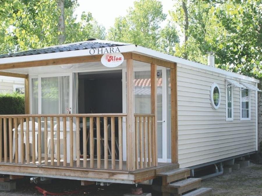Camping Pas Cher vous présente avec son site Officiel campingpascher.fr, le Camping Ker Yaoulet classé 4 étoiles, situé sur la commune de Ambon dans le département Morbihan (Bretagne) en France. Le camping Ker Yaoulet vous propose un hébergement de type mobil-home de 28 m² pour 6 personnes (télévision). L'établissement vous propose 41 autres types d'hébergements. Découvrez tous nos séjours à petits prix dans la commune et aux alentours de Ambon du département : Morbihan (Bretagne). Les Avis clients pour le Camping Ker Yaoulet sont excellents avec une note moyenne de 8 sur 10. LacMer, Piscine couverte, Piscine extérieure, Animation ados, Animations familiales, Club enfants, Aire de jeux enfants, Centre équestre, Cyclisme, Paddle, Parcours sportif, Ping-pong, Pétanque, Randonnée, Salle de jeux vidéo, Structure gonflable enfants, Terrain multisports, Bar, Dépôt de pain, Plats à emporter, Snack/Bar, Supermarché,... En savoir plus : cliquez-ICI.