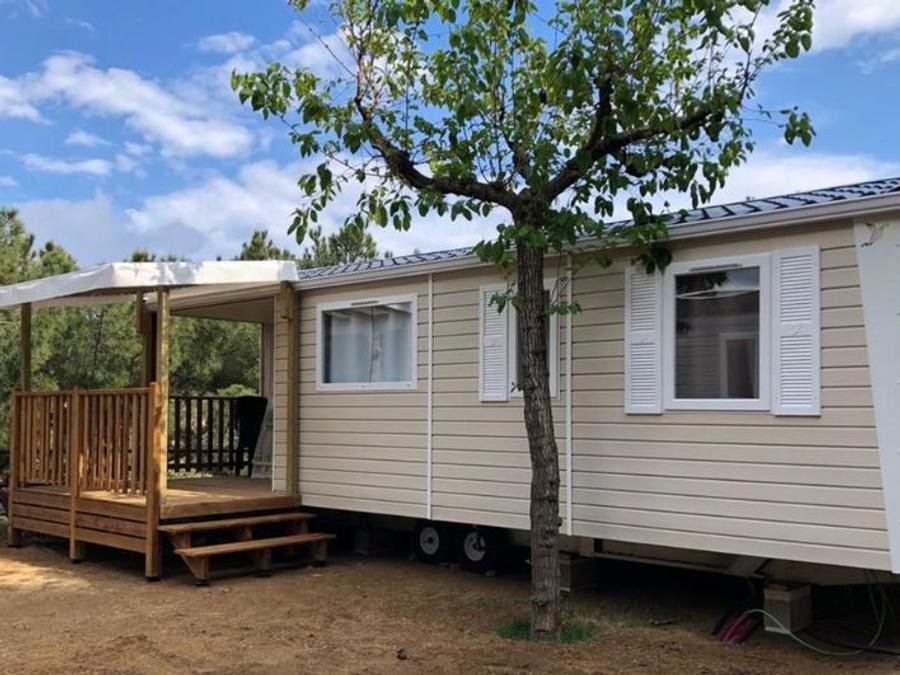 Camping Pas Cher vous présente avec son site Officiel campingpascher.fr, le Camping Ker Yaoulet classé 4 étoiles, situé sur la commune de Ambon dans le département Morbihan (Bretagne) en France. Le camping Ker Yaoulet vous propose un hébergement de type mobil-home de 30 m² pour 6 personnes (télévision). L'établissement vous propose 41 autres types d'hébergements. Découvrez tous nos séjours à petits prix dans la commune et aux alentours de Ambon du département : Morbihan (Bretagne). Les Avis clients pour le Camping Ker Yaoulet sont excellents avec une note moyenne de 8 sur 10. LacMer, Piscine couverte, Piscine extérieure, Animation ados, Animations familiales, Club enfants, Aire de jeux enfants, Centre équestre, Cyclisme, Paddle, Parcours sportif, Ping-pong, Pétanque, Randonnée, Salle de jeux vidéo, Structure gonflable enfants, Terrain multisports, Bar, Dépôt de pain, Plats à emporter, Snack/Bar, Supermarché,... En savoir plus : cliquez-ICI.