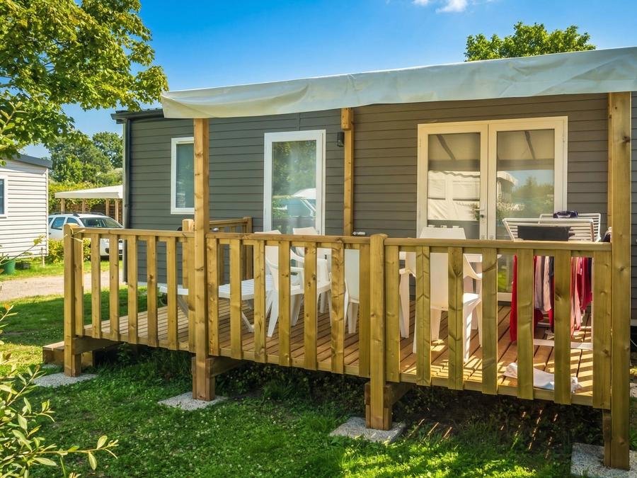 Camping Pas Cher vous présente avec son site Officiel campingpascher.fr, le Camping Ker Yaoulet classé 4 étoiles, situé sur la commune de Ambon dans le département Morbihan (Bretagne) en France. Le camping Ker Yaoulet, vous présente un hébergement de type mobil-home de 28 m² pour 6 personnes et télévision. Le camping Ker Yaoulet vous propose du sam. 29 août au sam. 05 septembre 2026 pour 7 nuits à 369€. Cette location propose 2 dates différentes pour réserver votre séjour. Découvrez également les 40 autres gammes d'hébergements du camping. Les Avis clients pour le Camping Ker Yaoulet sont excellents avec une note moyenne de 8 sur 10. LacMer, Piscine couverte, Piscine extérieure, Animation ados, Animations familiales, Club enfants, Aire de jeux enfants, Centre équestre, Cyclisme, Paddle, Parcours sportif, Ping-pong, Pétanque, Randonnée, Salle de jeux vidéo, Structure gonflable enfants, Terrain multisports, Bar, Dépôt de pain, Plats à emporter, Snack/Bar, Supermarché,... En savoir plus : cliquez-ICI.