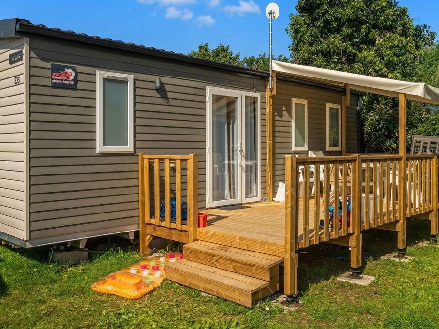 Camping Pas Cher vous présente avec son site Officiel campingpascher.fr, le Camping Ker Yaoulet classé 4 étoiles, situé sur la commune de Ambon dans le département Morbihan (Bretagne) en France. Le camping Ker Yaoulet, vous présente un hébergement de type mobil-home de 30 m² pour 6 personnes et télévision. Le camping Ker Yaoulet vous propose du sam. 29 août au sam. 05 septembre 2026, en promotion à -3% pour 7 nuits à 379 € au lieu de 392,0 € soit une Économie de 13 €. Cette location propose 1 dates différentes pour réserver votre séjour. Découvrez également les 40 autres gammes d'hébergements du camping. Les Avis clients pour le Camping Ker Yaoulet sont excellents avec une note moyenne de 8 sur 10. LacMer, Piscine couverte, Piscine extérieure, Animation ados, Animations familiales, Club enfants, Aire de jeux enfants, Centre équestre, Cyclisme, Paddle, Parcours sportif, Ping-pong, Pétanque, Randonnée, Salle de jeux vidéo, Structure gonflable enfants, Terrain multisports, Bar, Dépôt de pain, Plats à emporter, Snack/Bar, Supermarché,... En savoir plus : cliquez-ICI.