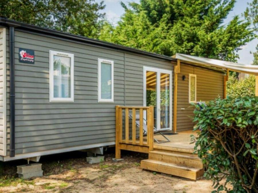 Camping Pas Cher vous présente avec son site Officiel campingpascher.fr, le Camping Ker Yaoulet classé 4 étoiles, situé sur la commune de Ambon dans le département Morbihan (Bretagne) en France. Le camping Ker Yaoulet vous propose un hébergement de type mobil-home de 40 m² pour 8 personnes avec climatisation (télévision). L'établissement vous propose 44 autres types d'hébergements. Découvrez tous nos séjours à petits prix dans la commune et aux alentours de Ambon du département : Morbihan (Bretagne). Les Avis clients pour le Camping Ker Yaoulet sont excellents avec une note moyenne de 8 sur 10. LacMer, Piscine couverte, Piscine extérieure, Animation ados, Animations familiales, Club enfants, Aire de jeux enfants, Centre équestre, Cyclisme, Paddle, Parcours sportif, Ping-pong, Pétanque, Randonnée, Salle de jeux vidéo, Structure gonflable enfants, Terrain multisports, Bar, Dépôt de pain, Plats à emporter, Snack/Bar, Supermarché,... En savoir plus : cliquez-ICI.
