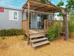 Camping Pas Cher vous présente avec son site Officiel campingpascher.fr, le Camping Ker Yaoulet classé 4 étoiles, situé sur la commune de Ambon dans le département Morbihan (Bretagne) en France. Le camping Ker Yaoulet, vous présente un hébergement de type mobil-home de 23 m² et télévision. Le camping Ker Yaoulet vous proposeun séjour PAS CHER avec une REMISEdu sam. 04 avril au sam. 11 avril 2026, en promotion à -35% pour 7 nuits à 339 € au lieu de 521,54 € soit une Économie de 182,54 €. Cette location propose 38 dates différentes pour réserver votre séjour. Découvrez également les 4 autres gammes d'hébergements du camping. Les Avis clients pour le Camping Ker Yaoulet sont excellents avec une note moyenne de 8 sur 10. LacMer, Piscine couverte, Piscine extérieure, Animation ados, Animations familiales, Club enfants, Aire de jeux enfants, Centre équestre, Cyclisme, Paddle, Parcours sportif, Ping-pong, Pétanque, Randonnée, Salle de jeux vidéo, Structure gonflable enfants, Terrain multisports, Bar, Dépôt de pain, Plats à emporter, Snack/Bar, Supermarché,... En savoir plus : cliquez-ICI.