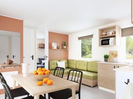 Camping Pas Cher vous présente avec son site Officiel campingpascher.fr, le Camping Ker Yaoulet classé 4 étoiles, situé sur la commune de Ambon dans le département Morbihan (Bretagne) en France. Le camping Ker Yaoulet, vous présente un hébergement de type mobil-home de 28 m² pour 6 personnes et télévision. Le camping Ker Yaoulet vous proposeun séjour PAS CHER avec une REMISEdu lundi 20 avril au lundi 27 avril 2026, en promotion à -35% pour 7 nuits à 359 € au lieu de 552,31 € soit une Économie de 193,31 €. Cette location propose 49 dates différentes pour réserver votre séjour. Découvrez également les 4 autres gammes d'hébergements du camping. Les Avis clients pour le Camping Ker Yaoulet sont excellents avec une note moyenne de 8 sur 10. LacMer, Piscine couverte, Piscine extérieure, Animation ados, Animations familiales, Club enfants, Aire de jeux enfants, Centre équestre, Cyclisme, Paddle, Parcours sportif, Ping-pong, Pétanque, Randonnée, Salle de jeux vidéo, Structure gonflable enfants, Terrain multisports, Bar, Dépôt de pain, Plats à emporter, Snack/Bar, Supermarché,... En savoir plus : cliquez-ICI.