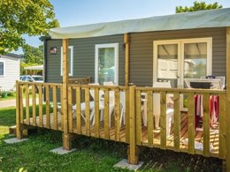 Camping Pas Cher vous présente avec son site Officiel campingpascher.fr, le Camping Ker Yaoulet classé 4 étoiles, situé sur la commune de Ambon dans le département Morbihan (Bretagne) en France. Le camping Ker Yaoulet, vous présente un hébergement de type mobil-home de 28 m² pour 6 personnes et télévision. Le camping Ker Yaoulet vous propose du sam. 06 juin au sam. 13 juin 2026, en promotion à -16% pour 7 nuits à 299 € au lieu de 358,0 € soit une Économie de 59 €. Cette location propose 22 dates différentes pour réserver votre séjour. Découvrez également les 4 autres gammes d'hébergements du camping. Les Avis clients pour le Camping Ker Yaoulet sont excellents avec une note moyenne de 8 sur 10. LacMer, Piscine couverte, Piscine extérieure, Animation ados, Animations familiales, Club enfants, Aire de jeux enfants, Centre équestre, Cyclisme, Paddle, Parcours sportif, Ping-pong, Pétanque, Randonnée, Salle de jeux vidéo, Structure gonflable enfants, Terrain multisports, Bar, Dépôt de pain, Plats à emporter, Snack/Bar, Supermarché,... En savoir plus : cliquez-ICI.
