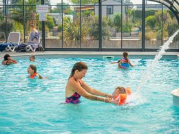 Camping Pas Cher vous présente avec son site Officiel campingpascher.fr, le Camping Ker Yaoulet classé 4 étoiles, situé sur la commune de Ambon dans le département Morbihan (Bretagne) en France. Le camping Ker Yaoulet, vous présente un hébergement de type mobil-home de 28 m² pour 6 personnes et télévision. Le camping Ker Yaoulet vous propose du sam. 06 juin au sam. 13 juin 2026, en promotion à -16% pour 7 nuits à 299 € au lieu de 358,0 € soit une Économie de 59 €. Cette location propose 22 dates différentes pour réserver votre séjour. Découvrez également les 4 autres gammes d'hébergements du camping. Les Avis clients pour le Camping Ker Yaoulet sont excellents avec une note moyenne de 8 sur 10. LacMer, Piscine couverte, Piscine extérieure, Animation ados, Animations familiales, Club enfants, Aire de jeux enfants, Centre équestre, Cyclisme, Paddle, Parcours sportif, Ping-pong, Pétanque, Randonnée, Salle de jeux vidéo, Structure gonflable enfants, Terrain multisports, Bar, Dépôt de pain, Plats à emporter, Snack/Bar, Supermarché,... En savoir plus : cliquez-ICI.