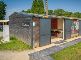 Camping Pas Cher vous présente avec son site Officiel campingpascher.fr, le Camping Ker Yaoulet classé 4 étoiles, situé sur la commune de Ambon dans le département Morbihan (Bretagne) en France. Le camping Ker Yaoulet vous propose un hébergement de type mobil-home de 30 m² pour 8 personnes avec climatisation (télévision). L'établissement vous propose 30 autres types d'hébergements. Découvrez tous nos séjours à petits prix dans la commune et aux alentours de Ambon du département : Morbihan (Bretagne). Les Avis clients pour le Camping Ker Yaoulet sont excellents avec une note moyenne de 8 sur 10. LacMer, Piscine couverte, Piscine extérieure, Animation ados, Animations familiales, Club enfants, Aire de jeux enfants, Centre équestre, Cyclisme, Paddle, Parcours sportif, Ping-pong, Pétanque, Randonnée, Salle de jeux vidéo, Structure gonflable enfants, Terrain multisports, Bar, Dépôt de pain, Plats à emporter, Snack/Bar, Supermarché,... En savoir plus : cliquez-ICI.