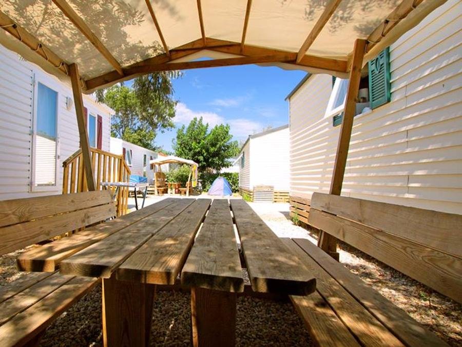Camping Pas Cher vous présente avec son site Officiel campingpascher.fr, le Camping Paradis Soleil D'Oc classé 4 étoiles, situé sur la commune de Narbonne Plage dans le département Aude (Languedoc Roussillon) en France. Le camping Paradis Soleil D'Oc, vous présente un hébergement de type mobil-home pour 4 personnes. Le camping Paradis Soleil D'Oc vous propose du dimanche 20 septembre au dimanche 27 septembre 2026 pour 7 nuits à 250€. Cette location propose 24 dates différentes pour réserver votre séjour. Découvrez également les 15 autres gammes d'hébergements du camping. Les Avis clients pour le Camping Paradis Soleil D'Oc sont excellents avec une note moyenne de 8 sur 10. Lagon, Animations familiales, Club enfants, Aire de jeux enfants, Canoë-kayak, Centre équestre, Ping-pong, Planche à voile, Plongée, Pétanque, Structure gonflable enfants, Terrain de volley-ball, Bar, Dépôt de pain, Snack/Bar, Supermarché, Épicerie,... En savoir plus : cliquez-ICI.