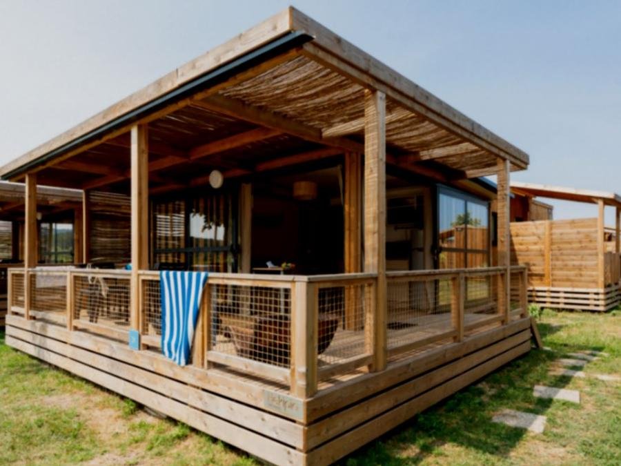 Camping Pas Cher vous présente avec son site Officiel campingpascher.fr, le Camping Paradis Soleil D'Oc classé 4 étoiles, situé sur la commune de Narbonne Plage dans le département Aude (Languedoc Roussillon) en France. Le camping Paradis Soleil D'Oc, vous présente un hébergement de type mobil-home de 35 m² pour 4 personnes avec climatisation et télévision. Le camping Paradis Soleil D'Oc vous propose du dimanche 20 septembre au dimanche 27 septembre 2026 pour 7 nuits à 297€. Cette location propose 15 dates différentes pour réserver votre séjour. Découvrez également les 28 autres gammes d'hébergements du camping. Les Avis clients pour le Camping Paradis Soleil D'Oc sont excellents avec une note moyenne de 8 sur 10. Lagon, Animations familiales, Club enfants, Aire de jeux enfants, Canoë-kayak, Centre équestre, Ping-pong, Planche à voile, Plongée, Pétanque, Structure gonflable enfants, Terrain de volley-ball, Bar, Dépôt de pain, Snack/Bar, Supermarché, Épicerie,... En savoir plus : cliquez-ICI.
