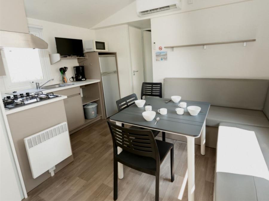 Camping Pas Cher vous présente avec son site Officiel campingpascher.fr, le Camping Paradis Soleil D'Oc classé 4 étoiles, situé sur la commune de Narbonne Plage dans le département Aude (Languedoc Roussillon) en France. Le camping Paradis Soleil D'Oc, vous présente un hébergement de type mobil-home pour 4 personnes avec climatisation et télévision. Le camping Paradis Soleil D'Oc vous propose du dimanche 20 septembre au dimanche 27 septembre 2026 pour 7 nuits à 248€. Cette location propose 17 dates différentes pour réserver votre séjour. Découvrez également les 28 autres gammes d'hébergements du camping. Les Avis clients pour le Camping Paradis Soleil D'Oc sont excellents avec une note moyenne de 8 sur 10. Lagon, Animations familiales, Club enfants, Aire de jeux enfants, Canoë-kayak, Centre équestre, Ping-pong, Planche à voile, Plongée, Pétanque, Structure gonflable enfants, Terrain de volley-ball, Bar, Dépôt de pain, Snack/Bar, Supermarché, Épicerie,... En savoir plus : cliquez-ICI.