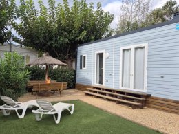 Camping Pas Cher vous présente avec son site Officiel campingpascher.fr, le Camping Paradis Soleil D'Oc classé 4 étoiles, situé sur la commune de Narbonne Plage dans le département Aude (Languedoc Roussillon) en France. Le camping Paradis Soleil D'Oc, vous présente un hébergement de type mobil-home de 29 m² pour 4 personnes avec climatisation. Le camping Paradis Soleil D'Oc vous propose du dimanche 03 mai au dimanche 10 mai 2026, en promotion à -20% pour 7 nuits à 189 € au lieu de 238,0 € soit une Économie de 49 €. Cette location propose 117 dates différentes pour réserver votre séjour. Découvrez également les 15 autres gammes d'hébergements du camping. Les Avis clients pour le Camping Paradis Soleil D'Oc sont excellents avec une note moyenne de 8 sur 10. Lagon, Animations familiales, Club enfants, Aire de jeux enfants, Canoë-kayak, Centre équestre, Ping-pong, Planche à voile, Plongée, Pétanque, Structure gonflable enfants, Terrain de volley-ball, Bar, Dépôt de pain, Snack/Bar, Supermarché, Épicerie,... En savoir plus : cliquez-ICI.