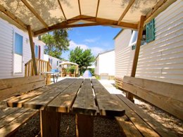 Camping Pas Cher vous présente avec son site Officiel campingpascher.fr, le Camping Paradis Soleil D'Oc classé 4 étoiles, situé sur la commune de Narbonne Plage dans le département Aude (Languedoc Roussillon) en France. Le camping Paradis Soleil D'Oc, vous présente un hébergement de type mobil-home pour 4 personnes. Le camping Paradis Soleil D'Oc vous propose du dimanche 20 septembre au dimanche 27 septembre 2026, en promotion à -21% pour 7 nuits à 154 € au lieu de 196,0 € soit une Économie de 42 €. Cette location propose 117 dates différentes pour réserver votre séjour. Découvrez également les 15 autres gammes d'hébergements du camping. Les Avis clients pour le Camping Paradis Soleil D'Oc sont excellents avec une note moyenne de 8 sur 10. Lagon, Animations familiales, Club enfants, Aire de jeux enfants, Canoë-kayak, Centre équestre, Ping-pong, Planche à voile, Plongée, Pétanque, Structure gonflable enfants, Terrain de volley-ball, Bar, Dépôt de pain, Snack/Bar, Supermarché, Épicerie,... En savoir plus : cliquez-ICI.