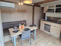 Camping Pas Cher vous présente avec son site Officiel campingpascher.fr, le Camping Paradis Soleil D'Oc classé 4 étoiles, situé sur la commune de Narbonne Plage dans le département Aude (Languedoc Roussillon) en France. Le camping Paradis Soleil D'Oc, vous présente un hébergement de type mobil-home de 35 m² pour 4 personnes avec climatisation et télévision. Le camping Paradis Soleil D'Oc vous propose du sam. 02 mai au sam. 09 mai 2026, en promotion à -20% pour 7 nuits à 219 € au lieu de 275,0 € soit une Économie de 56 €. Cette location propose 86 dates différentes pour réserver votre séjour. Découvrez également les 15 autres gammes d'hébergements du camping. Les Avis clients pour le Camping Paradis Soleil D'Oc sont excellents avec une note moyenne de 8 sur 10. Lagon, Animations familiales, Club enfants, Aire de jeux enfants, Canoë-kayak, Centre équestre, Ping-pong, Planche à voile, Plongée, Pétanque, Structure gonflable enfants, Terrain de volley-ball, Bar, Dépôt de pain, Snack/Bar, Supermarché, Épicerie,... En savoir plus : cliquez-ICI.