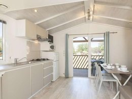 Camping Pas Cher vous présente avec son site Officiel campingpascher.fr, le Camping Paradis Soleil D'Oc classé 4 étoiles, situé sur la commune de Narbonne Plage dans le département Aude (Languedoc Roussillon) en France. Le camping Paradis Soleil D'Oc, vous présente un hébergement de type mobil-home pour 4 personnes. Le camping Paradis Soleil D'Oc vous propose du mardi 28 avril au mardi 05 mai 2026, en promotion à -20% pour 7 nuits à 187 € au lieu de 234,0 € soit une Économie de 47 €. Cette location propose 117 dates différentes pour réserver votre séjour. Découvrez également les 15 autres gammes d'hébergements du camping. Les Avis clients pour le Camping Paradis Soleil D'Oc sont excellents avec une note moyenne de 8 sur 10. Lagon, Animations familiales, Club enfants, Aire de jeux enfants, Canoë-kayak, Centre équestre, Ping-pong, Planche à voile, Plongée, Pétanque, Structure gonflable enfants, Terrain de volley-ball, Bar, Dépôt de pain, Snack/Bar, Supermarché, Épicerie,... En savoir plus : cliquez-ICI.