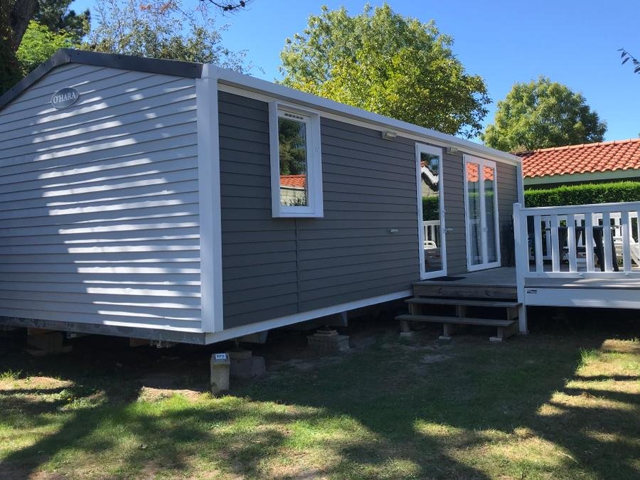 Camping Pas Cher vous présente avec son site Officiel campingpascher.fr, le Camping Sunêlia Le Tropicana classé 5 étoiles, situé sur la commune de Saint Jean De Monts dans le département Vendée (Pays De La Loire) en France. Le camping Sunêlia Le Tropicana, vous présente un hébergement de type mobil-home de 35 m² et télévision. Le camping Sunêlia Le Tropicana vous propose du dimanche 07 juin au dimanche 14 juin 2026, en promotion à -28% pour 7 nuits à 400 € au lieu de 560,0 € soit une Économie de 160 €. Cette location propose 21 dates différentes pour réserver votre séjour. Découvrez également les 27 autres gammes d'hébergements du camping. Les Avis clients pour le Camping Sunêlia Le Tropicana sont excellents avec une note moyenne de 8 sur 10. MerÉtang, Parc aquatique, Piscine couverte, Piscine extérieure, Animations familiales, Club ados, Club enfants, Aire de jeux enfants, Canoë-kayak, Centre équestre, Club enfant de nuit, Court de tennis, Cyclisme, Golf, Ping-pong, Pétanque, Salle de fitness, Salle de jeux vidéo, Sports nautiques, Terrain multisports, Trampoline, Bar, Brasserie, Dépôt de pain, Plats à emporter, Restaurant, Supermarché,... En savoir plus : cliquez-ICI.