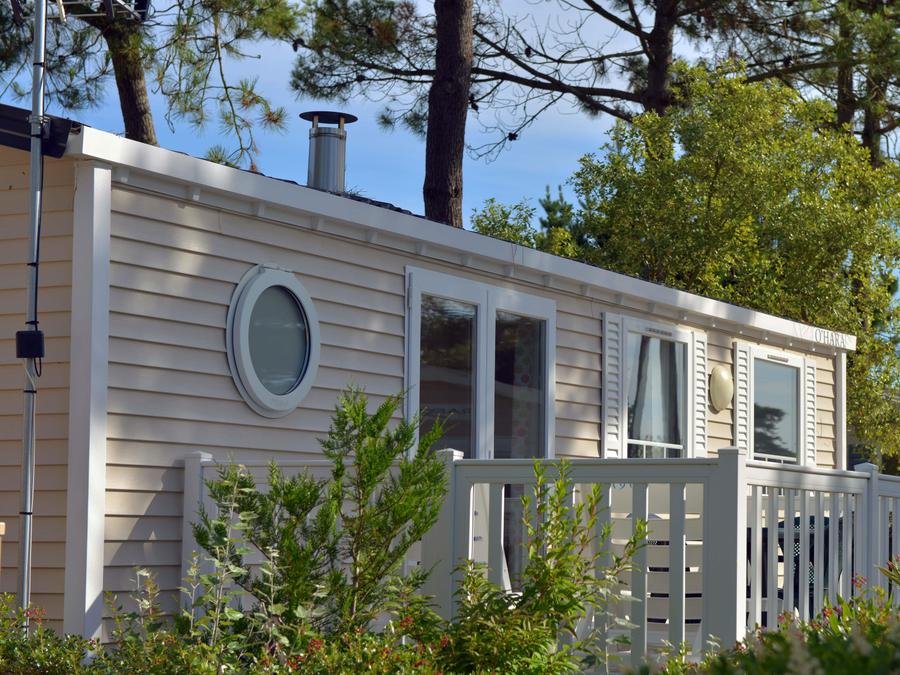 Camping Pas Cher vous présente avec son site Officiel campingpascher.fr, le Camping Sunêlia Le Tropicana classé 5 étoiles, situé sur la commune de Saint Jean De Monts dans le département Vendée (Pays De La Loire) en France. Le camping Sunêlia Le Tropicana vous propose un hébergement de type mobil-home de 30 m² pour 4 personnes (télévision). Cet hébergement propose plus de 26 dates différentes pour réserver ! Pour dévouvrir la période la moins chère, consultez la rubrique 'Tarifs' et sélectionnez votre mois de départ. L'établissement vous propose 27 autres types d'hébergements. Découvrez tous nos séjours à petits prix dans la commune et aux alentours de Saint Jean De Monts du département : Vendée (Pays De La Loire). Les Avis clients pour le Camping Sunêlia Le Tropicana sont excellents avec une note moyenne de 8 sur 10. MerÉtang, Parc aquatique, Piscine couverte, Piscine extérieure, Animations familiales, Club ados, Club enfants, Aire de jeux enfants, Canoë-kayak, Centre équestre, Club enfant de nuit, Court de tennis, Cyclisme, Golf, Ping-pong, Pétanque, Salle de fitness, Salle de jeux vidéo, Sports nautiques, Terrain multisports, Trampoline, Bar, Brasserie, Dépôt de pain, Plats à emporter, Restaurant, Supermarché,... En savoir plus : cliquez-ICI.