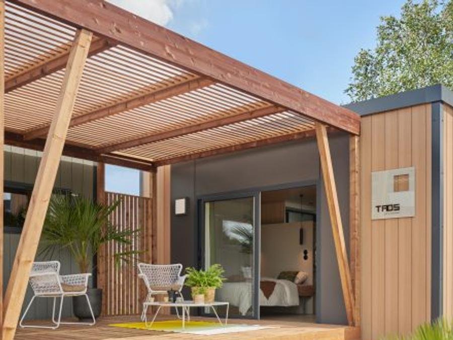 Camping Pas Cher vous présente avec son site Officiel campingpascher.fr, le Camping Sunêlia Le Tropicana classé 5 étoiles, situé sur la commune de Saint Jean De Monts dans le département Vendée (Pays De La Loire) en France. Le camping Sunêlia Le Tropicana vous propose un hébergement de type mobil-home pour 3 personnes avec climatisation (télévision). L'établissement vous propose 27 autres types d'hébergements. Découvrez tous nos séjours à petits prix dans la commune et aux alentours de Saint Jean De Monts du département : Vendée (Pays De La Loire). Les Avis clients pour le Camping Sunêlia Le Tropicana sont excellents avec une note moyenne de 8 sur 10. MerÉtang, Parc aquatique, Piscine couverte, Piscine extérieure, Animations familiales, Club ados, Club enfants, Aire de jeux enfants, Canoë-kayak, Centre équestre, Club enfant de nuit, Court de tennis, Cyclisme, Golf, Ping-pong, Pétanque, Salle de fitness, Salle de jeux vidéo, Sports nautiques, Terrain multisports, Trampoline, Bar, Brasserie, Dépôt de pain, Plats à emporter, Restaurant, Supermarché,... En savoir plus : cliquez-ICI.