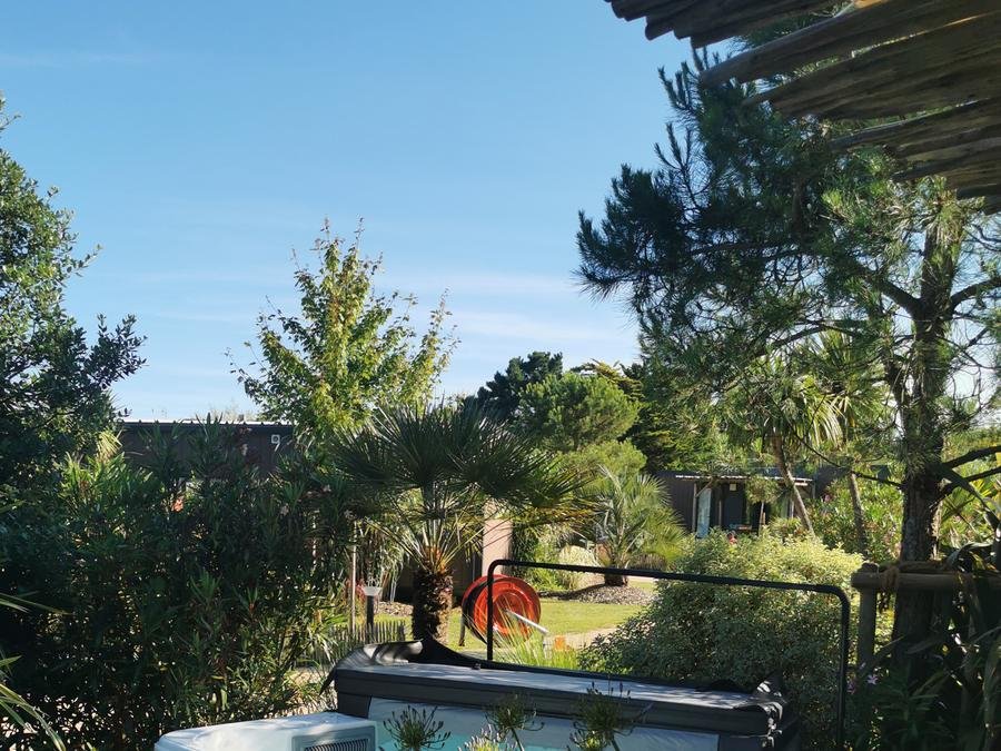 Camping Pas Cher vous présente avec son site Officiel campingpascher.fr, le Camping Sunêlia Le Tropicana classé 5 étoiles, situé sur la commune de Saint Jean De Monts dans le département Vendée (Pays De La Loire) en France. Le camping Sunêlia Le Tropicana vous propose un hébergement de type mobil-home de 40 m² pour 6 personnes (télévision). L'établissement vous propose 27 autres types d'hébergements. Découvrez tous nos séjours à petits prix dans la commune et aux alentours de Saint Jean De Monts du département : Vendée (Pays De La Loire). Les Avis clients pour le Camping Sunêlia Le Tropicana sont excellents avec une note moyenne de 8 sur 10. MerÉtang, Parc aquatique, Piscine couverte, Piscine extérieure, Animations familiales, Club ados, Club enfants, Aire de jeux enfants, Canoë-kayak, Centre équestre, Club enfant de nuit, Court de tennis, Cyclisme, Golf, Ping-pong, Pétanque, Salle de fitness, Salle de jeux vidéo, Sports nautiques, Terrain multisports, Trampoline, Bar, Brasserie, Dépôt de pain, Plats à emporter, Restaurant, Supermarché,... En savoir plus : cliquez-ICI.