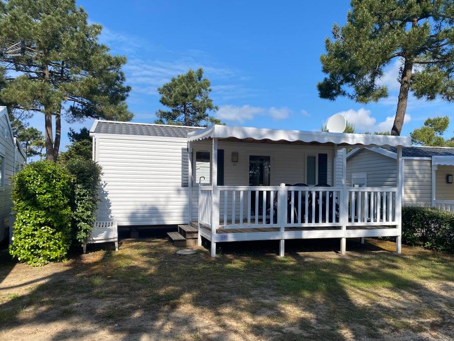 Camping Pas Cher vous présente avec son site Officiel campingpascher.fr, le Camping Sunêlia Le Tropicana classé 5 étoiles, situé sur la commune de Saint Jean De Monts dans le département Vendée (Pays De La Loire) en France. Le camping Sunêlia Le Tropicana vous propose un hébergement de type mobil-home pour 4 personnes. Cet hébergement propose plus de 31 dates différentes pour réserver ! Pour dévouvrir la période la moins chère, consultez la rubrique 'Tarifs' et sélectionnez votre mois de départ. L'établissement vous propose 27 autres types d'hébergements. Découvrez tous nos séjours à petits prix dans la commune et aux alentours de Saint Jean De Monts du département : Vendée (Pays De La Loire). Les Avis clients pour le Camping Sunêlia Le Tropicana sont excellents avec une note moyenne de 8 sur 10. MerÉtang, Parc aquatique, Piscine couverte, Piscine extérieure, Animations familiales, Club ados, Club enfants, Aire de jeux enfants, Canoë-kayak, Centre équestre, Club enfant de nuit, Court de tennis, Cyclisme, Golf, Ping-pong, Pétanque, Salle de fitness, Salle de jeux vidéo, Sports nautiques, Terrain multisports, Trampoline, Bar, Brasserie, Dépôt de pain, Plats à emporter, Restaurant, Supermarché,... En savoir plus : cliquez-ICI.