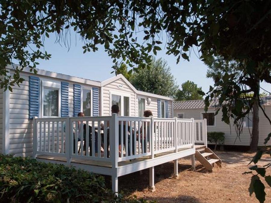 Camping Pas Cher vous présente avec son site Officiel campingpascher.fr, le Camping Sunêlia Le Tropicana classé 5 étoiles, situé sur la commune de Saint Jean De Monts dans le département Vendée (Pays De La Loire) en France. Le camping Sunêlia Le Tropicana vous propose un hébergement de type mobil-home pour 6 personnes. Cet hébergement propose plus de 18 dates différentes pour réserver ! Pour dévouvrir la période la moins chère, consultez la rubrique 'Tarifs' et sélectionnez votre mois de départ. L'établissement vous propose 27 autres types d'hébergements. Découvrez tous nos séjours à petits prix dans la commune et aux alentours de Saint Jean De Monts du département : Vendée (Pays De La Loire). Les Avis clients pour le Camping Sunêlia Le Tropicana sont excellents avec une note moyenne de 8 sur 10. MerÉtang, Parc aquatique, Piscine couverte, Piscine extérieure, Animations familiales, Club ados, Club enfants, Aire de jeux enfants, Canoë-kayak, Centre équestre, Club enfant de nuit, Court de tennis, Cyclisme, Golf, Ping-pong, Pétanque, Salle de fitness, Salle de jeux vidéo, Sports nautiques, Terrain multisports, Trampoline, Bar, Brasserie, Dépôt de pain, Plats à emporter, Restaurant, Supermarché,... En savoir plus : cliquez-ICI.