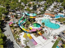 Camping Pas Cher vous présente avec son site Officiel campingpascher.fr, le Camping Sunêlia Le Tropicana classé 5 étoiles, situé sur la commune de Saint Jean De Monts dans le département Vendée (Pays De La Loire) en France. Le camping Sunêlia Le Tropicana vous propose un hébergement de type mobil-home pour 3 personnes avec climatisation (télévision). L'établissement vous propose 27 autres types d'hébergements. Découvrez tous nos séjours à petits prix dans la commune et aux alentours de Saint Jean De Monts du département : Vendée (Pays De La Loire). Les Avis clients pour le Camping Sunêlia Le Tropicana sont excellents avec une note moyenne de 8 sur 10. MerÉtang, Parc aquatique, Piscine couverte, Piscine extérieure, Animations familiales, Club ados, Club enfants, Aire de jeux enfants, Canoë-kayak, Centre équestre, Club enfant de nuit, Court de tennis, Cyclisme, Golf, Ping-pong, Pétanque, Salle de fitness, Salle de jeux vidéo, Sports nautiques, Terrain multisports, Trampoline, Bar, Brasserie, Dépôt de pain, Plats à emporter, Restaurant, Supermarché,... En savoir plus : cliquez-ICI.