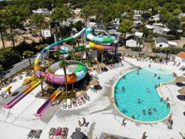 Camping Pas Cher vous présente avec son site Officiel campingpascher.fr, le Camping Sunêlia Le Tropicana classé 5 étoiles, situé sur la commune de Saint Jean De Monts dans le département Vendée (Pays De La Loire) en France. Le camping Sunêlia Le Tropicana, vous présente un hébergement de type mobil-home de 25 m² et télévision. Le camping Sunêlia Le Tropicana vous propose du sam. 11 avril au sam. 18 avril 2026, en promotion à -28% pour 7 nuits à 260 € au lieu de 364,0 € soit une Économie de 104 €. Cette location propose 95 dates différentes pour réserver votre séjour. Découvrez également les 24 autres gammes d'hébergements du camping. Les Avis clients pour le Camping Sunêlia Le Tropicana sont excellents avec une note moyenne de 8 sur 10. MerÉtang, Parc aquatique, Piscine couverte, Piscine extérieure, Animations familiales, Club ados, Club enfants, Aire de jeux enfants, Canoë-kayak, Centre équestre, Club enfant de nuit, Court de tennis, Cyclisme, Golf, Ping-pong, Pétanque, Salle de fitness, Salle de jeux vidéo, Sports nautiques, Terrain multisports, Trampoline, Bar, Brasserie, Dépôt de pain, Plats à emporter, Restaurant, Supermarché,... En savoir plus : cliquez-ICI.