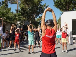 Camping Pas Cher vous présente avec son site Officiel campingpascher.fr, le Camping Sunêlia Le Tropicana classé 5 étoiles, situé sur la commune de Saint Jean De Monts dans le département Vendée (Pays De La Loire) en France. Le camping Sunêlia Le Tropicana, vous présente un hébergement de type mobil-home et télévision. Le camping Sunêlia Le Tropicana vous propose du sam. 11 avril au sam. 18 avril 2026, en promotion à -28% pour 7 nuits à 225 € au lieu de 315,0 € soit une Économie de 90 €. Cette location propose 95 dates différentes pour réserver votre séjour. Découvrez également les 24 autres gammes d'hébergements du camping. Les Avis clients pour le Camping Sunêlia Le Tropicana sont excellents avec une note moyenne de 8 sur 10. MerÉtang, Parc aquatique, Piscine couverte, Piscine extérieure, Animations familiales, Club ados, Club enfants, Aire de jeux enfants, Canoë-kayak, Centre équestre, Club enfant de nuit, Court de tennis, Cyclisme, Golf, Ping-pong, Pétanque, Salle de fitness, Salle de jeux vidéo, Sports nautiques, Terrain multisports, Trampoline, Bar, Brasserie, Dépôt de pain, Plats à emporter, Restaurant, Supermarché,... En savoir plus : cliquez-ICI.