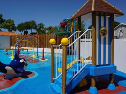 Camping Pas Cher vous présente avec son site Officiel campingpascher.fr, le Camping Sunêlia Le Tropicana classé 5 étoiles, situé sur la commune de Saint Jean De Monts dans le département Vendée (Pays De La Loire) en France. Le camping Sunêlia Le Tropicana, vous présente un hébergement de type mobil-home et télévision. Le camping Sunêlia Le Tropicana vous propose du dimanche 12 avril au dimanche 19 avril 2026, en promotion à -28% pour 7 nuits à 225 € au lieu de 315,0 € soit une Économie de 90 €. Cette location propose 94 dates différentes pour réserver votre séjour. Découvrez également les 24 autres gammes d'hébergements du camping. Les Avis clients pour le Camping Sunêlia Le Tropicana sont excellents avec une note moyenne de 8 sur 10. MerÉtang, Parc aquatique, Piscine couverte, Piscine extérieure, Animations familiales, Club ados, Club enfants, Aire de jeux enfants, Canoë-kayak, Centre équestre, Club enfant de nuit, Court de tennis, Cyclisme, Golf, Ping-pong, Pétanque, Salle de fitness, Salle de jeux vidéo, Sports nautiques, Terrain multisports, Trampoline, Bar, Brasserie, Dépôt de pain, Plats à emporter, Restaurant, Supermarché,... En savoir plus : cliquez-ICI.