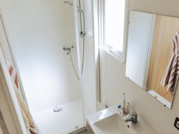 Camping Pas Cher vous présente avec son site Officiel campingpascher.fr, le Camping Sunêlia Le Tropicana classé 5 étoiles, situé sur la commune de Saint Jean De Monts dans le département Vendée (Pays De La Loire) en France. Le camping Sunêlia Le Tropicana, vous présente un hébergement de type mobil-home pour 4 personnes. Le camping Sunêlia Le Tropicana vous propose du dimanche 12 avril au dimanche 19 avril 2026, en promotion à -28% pour 7 nuits à 295 € au lieu de 413,0 € soit une Économie de 118 €. Cette location propose 94 dates différentes pour réserver votre séjour. Découvrez également les 24 autres gammes d'hébergements du camping. Les Avis clients pour le Camping Sunêlia Le Tropicana sont excellents avec une note moyenne de 8 sur 10. MerÉtang, Parc aquatique, Piscine couverte, Piscine extérieure, Animations familiales, Club ados, Club enfants, Aire de jeux enfants, Canoë-kayak, Centre équestre, Club enfant de nuit, Court de tennis, Cyclisme, Golf, Ping-pong, Pétanque, Salle de fitness, Salle de jeux vidéo, Sports nautiques, Terrain multisports, Trampoline, Bar, Brasserie, Dépôt de pain, Plats à emporter, Restaurant, Supermarché,... En savoir plus : cliquez-ICI.