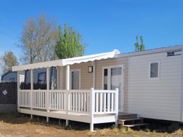 Camping Pas Cher vous présente avec son site Officiel campingpascher.fr, le Camping Sunêlia Le Tropicana classé 5 étoiles, situé sur la commune de Saint Jean De Monts dans le département Vendée (Pays De La Loire) en France. Le camping Sunêlia Le Tropicana, vous présente un hébergement de type mobil-home de 30 m² pour 4 personnes. Le camping Sunêlia Le Tropicana vous propose du dimanche 12 avril au dimanche 19 avril 2026, en promotion à -28% pour 7 nuits à 365 € au lieu de 511,0 € soit une Économie de 146 €. Cette location propose 92 dates différentes pour réserver votre séjour. Découvrez également les 24 autres gammes d'hébergements du camping. Les Avis clients pour le Camping Sunêlia Le Tropicana sont excellents avec une note moyenne de 8 sur 10. MerÉtang, Parc aquatique, Piscine couverte, Piscine extérieure, Animations familiales, Club ados, Club enfants, Aire de jeux enfants, Canoë-kayak, Centre équestre, Club enfant de nuit, Court de tennis, Cyclisme, Golf, Ping-pong, Pétanque, Salle de fitness, Salle de jeux vidéo, Sports nautiques, Terrain multisports, Trampoline, Bar, Brasserie, Dépôt de pain, Plats à emporter, Restaurant, Supermarché,... En savoir plus : cliquez-ICI.