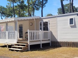 Camping Pas Cher vous présente avec son site Officiel campingpascher.fr, le Camping Sunêlia Le Tropicana classé 5 étoiles, situé sur la commune de Saint Jean De Monts dans le département Vendée (Pays De La Loire) en France. Le camping Sunêlia Le Tropicana, vous présente un hébergement de type bungalow de 34 m² pour 4 personnes et télévision. Le camping Sunêlia Le Tropicana vous propose du dimanche 12 avril au dimanche 19 avril 2026, en promotion à -28% pour 7 nuits à 400 € au lieu de 560,0 € soit une Économie de 160 €. Cette location propose 91 dates différentes pour réserver votre séjour. Découvrez également les 24 autres gammes d'hébergements du camping. Les Avis clients pour le Camping Sunêlia Le Tropicana sont excellents avec une note moyenne de 8 sur 10. MerÉtang, Parc aquatique, Piscine couverte, Piscine extérieure, Animations familiales, Club ados, Club enfants, Aire de jeux enfants, Canoë-kayak, Centre équestre, Club enfant de nuit, Court de tennis, Cyclisme, Golf, Ping-pong, Pétanque, Salle de fitness, Salle de jeux vidéo, Sports nautiques, Terrain multisports, Trampoline, Bar, Brasserie, Dépôt de pain, Plats à emporter, Restaurant, Supermarché,... En savoir plus : cliquez-ICI.