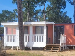 Camping Pas Cher vous présente avec son site Officiel campingpascher.fr, le Camping Sunêlia Le Tropicana classé 5 étoiles, situé sur la commune de Saint Jean De Monts dans le département Vendée (Pays De La Loire) en France. Le camping Sunêlia Le Tropicana, vous présente un hébergement de type bungalow de 36 m² pour 6 personnes et télévision. Le camping Sunêlia Le Tropicana vous propose du dimanche 12 avril au dimanche 19 avril 2026, en promotion à -28% pour 7 nuits à 490 € au lieu de 686,0 € soit une Économie de 196 €. Cette location propose 85 dates différentes pour réserver votre séjour. Découvrez également les 24 autres gammes d'hébergements du camping. Les Avis clients pour le Camping Sunêlia Le Tropicana sont excellents avec une note moyenne de 8 sur 10. MerÉtang, Parc aquatique, Piscine couverte, Piscine extérieure, Animations familiales, Club ados, Club enfants, Aire de jeux enfants, Canoë-kayak, Centre équestre, Club enfant de nuit, Court de tennis, Cyclisme, Golf, Ping-pong, Pétanque, Salle de fitness, Salle de jeux vidéo, Sports nautiques, Terrain multisports, Trampoline, Bar, Brasserie, Dépôt de pain, Plats à emporter, Restaurant, Supermarché,... En savoir plus : cliquez-ICI.