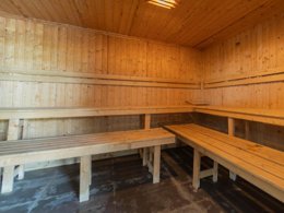 Camping Pas Cher vous présente avec son site Officiel campingpascher.fr, le Camping Sunêlia Le Tropicana classé 5 étoiles, situé sur la commune de Saint Jean De Monts dans le département Vendée (Pays De La Loire) en France. Le camping Sunêlia Le Tropicana, vous présente un hébergement de type bungalow de 34 m² pour 4 personnes et télévision. Le camping Sunêlia Le Tropicana vous propose du dimanche 12 avril au dimanche 19 avril 2026, en promotion à -28% pour 7 nuits à 400 € au lieu de 560,0 € soit une Économie de 160 €. Cette location propose 91 dates différentes pour réserver votre séjour. Découvrez également les 24 autres gammes d'hébergements du camping. Les Avis clients pour le Camping Sunêlia Le Tropicana sont excellents avec une note moyenne de 8 sur 10. MerÉtang, Parc aquatique, Piscine couverte, Piscine extérieure, Animations familiales, Club ados, Club enfants, Aire de jeux enfants, Canoë-kayak, Centre équestre, Club enfant de nuit, Court de tennis, Cyclisme, Golf, Ping-pong, Pétanque, Salle de fitness, Salle de jeux vidéo, Sports nautiques, Terrain multisports, Trampoline, Bar, Brasserie, Dépôt de pain, Plats à emporter, Restaurant, Supermarché,... En savoir plus : cliquez-ICI.