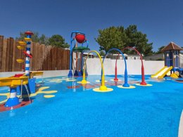 Camping Pas Cher vous présente avec son site Officiel campingpascher.fr, le Camping Sunêlia Le Tropicana classé 5 étoiles, situé sur la commune de Saint Jean De Monts dans le département Vendée (Pays De La Loire) en France. Le camping Sunêlia Le Tropicana, vous présente un hébergement de type bungalow de 36 m² pour 6 personnes et télévision. Le camping Sunêlia Le Tropicana vous propose du dimanche 12 avril au dimanche 19 avril 2026, en promotion à -28% pour 7 nuits à 490 € au lieu de 686,0 € soit une Économie de 196 €. Cette location propose 85 dates différentes pour réserver votre séjour. Découvrez également les 24 autres gammes d'hébergements du camping. Les Avis clients pour le Camping Sunêlia Le Tropicana sont excellents avec une note moyenne de 8 sur 10. MerÉtang, Parc aquatique, Piscine couverte, Piscine extérieure, Animations familiales, Club ados, Club enfants, Aire de jeux enfants, Canoë-kayak, Centre équestre, Club enfant de nuit, Court de tennis, Cyclisme, Golf, Ping-pong, Pétanque, Salle de fitness, Salle de jeux vidéo, Sports nautiques, Terrain multisports, Trampoline, Bar, Brasserie, Dépôt de pain, Plats à emporter, Restaurant, Supermarché,... En savoir plus : cliquez-ICI.