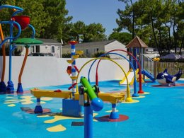 Camping Pas Cher vous présente avec son site Officiel campingpascher.fr, le Camping Sunêlia Le Tropicana classé 5 étoiles, situé sur la commune de Saint Jean De Monts dans le département Vendée (Pays De La Loire) en France. Le camping Sunêlia Le Tropicana, vous présente un hébergement de type mobil-home de 25 m² et télévision. Le camping Sunêlia Le Tropicana vous propose du dimanche 12 avril au dimanche 19 avril 2026, en promotion à -28% pour 7 nuits à 260 € au lieu de 364,0 € soit une Économie de 104 €. Cette location propose 94 dates différentes pour réserver votre séjour. Découvrez également les 24 autres gammes d'hébergements du camping. Les Avis clients pour le Camping Sunêlia Le Tropicana sont excellents avec une note moyenne de 8 sur 10. MerÉtang, Parc aquatique, Piscine couverte, Piscine extérieure, Animations familiales, Club ados, Club enfants, Aire de jeux enfants, Canoë-kayak, Centre équestre, Club enfant de nuit, Court de tennis, Cyclisme, Golf, Ping-pong, Pétanque, Salle de fitness, Salle de jeux vidéo, Sports nautiques, Terrain multisports, Trampoline, Bar, Brasserie, Dépôt de pain, Plats à emporter, Restaurant, Supermarché,... En savoir plus : cliquez-ICI.