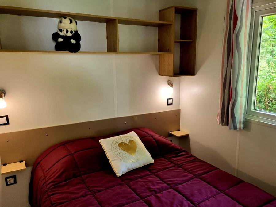 Camping Pas Cher vous présente avec son site Officiel campingpascher.fr, le Camping Parc De Nibelle classé 4 étoiles, situé sur la commune de Nibelle dans le département Loiret (Centre Val De Loire) en France. Le camping Parc De Nibelle, vous présente un hébergement de type mobil-home de 32 m² pour 3 personnes. Le camping Parc De Nibelle vous propose du vendredi 12 juin au vendredi 19 juin 2026, en promotion à -10% pour 7 nuits à 450 € au lieu de 500,0 € soit une Économie de 50 €. Cette location propose 4 dates différentes pour réserver votre séjour. Découvrez également les 13 autres gammes d'hébergements du camping. Les Avis clients pour le Camping Parc De Nibelle sont excellents avec une note moyenne de 9 sur 10. Piscine chauffée, Piscine couverte, Aire de jeux enfants, Court de tennis, Pétanque, Trampoline, Bar, Snack/Bar,... En savoir plus : cliquez-ICI.