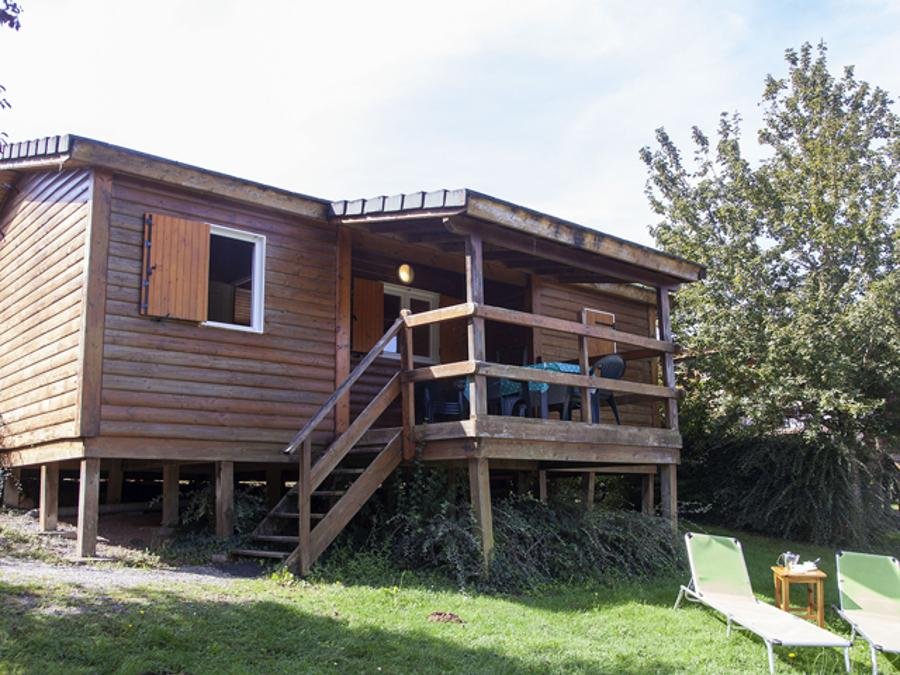 Camping Pas Cher vous présente avec son site Officiel campingpascher.fr, le Camping Lac De Bonnefon classé 3 étoiles, situé sur la commune de Naucelle dans le département Aveyron (Midi Pyrénées) en France. Le camping Lac De Bonnefon, vous présente un hébergement de type chalet de 35 m² pour 2 personnes et télévision. Le camping Lac De Bonnefon vous propose du vendredi 05 juin au vendredi 12 juin 2026 avec un DÉPART DEMAIN pour 7 nuits à 679€. Cette location propose 38 dates différentes pour réserver votre séjour. Découvrez également les 16 autres gammes d'hébergements du camping. Les Avis clients pour le Camping Lac De Bonnefon sont excellents avec une note moyenne de 8 sur 10. LacÉtang, Piscine chauffée, Piscine extérieure, Animation ados, Animation enfants, Animations familiales, Club enfants, Aire de jeux enfants, Canoë-kayak, Centre équestre, Paddle, Parcours sportif, Ping-pong, Planche à voile, Pédalo, Pétanque, Randonnée, Skatepark, Structure gonflable enfants, Terrain de badminton, Terrain de basketball, Terrain de volley-ball, Terrain multisports, Trampoline, Bar, Boulangerie, Bureau de tabac, Dépôt de pain, Restaurant, Snack/Bar, Station-service, Supermarché, Épicerie,... En savoir plus : cliquez-ICI.