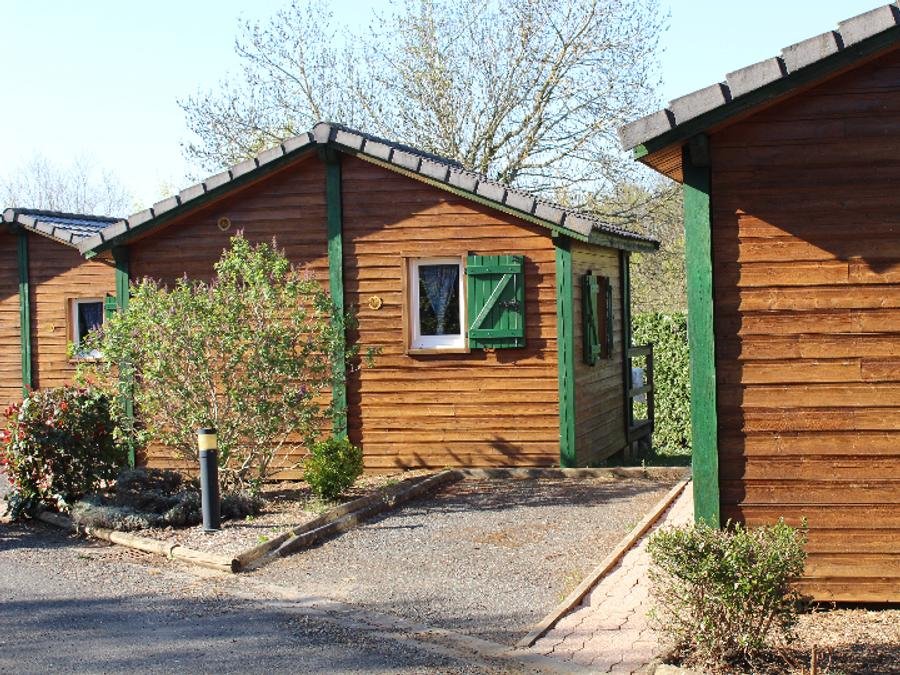 Camping Pas Cher vous présente avec son site Officiel campingpascher.fr, le Camping Lac De Bonnefon classé 3 étoiles, situé sur la commune de Naucelle dans le département Aveyron (Midi Pyrénées) en France. Le camping Lac De Bonnefon, vous présente un hébergement de type chalet de 20 m² et télévision. Le camping Lac De Bonnefon vous propose du sam. 06 juin au sam. 13 juin 2026 pour 7 nuits à 406€. Cette location propose 51 dates différentes pour réserver votre séjour. Découvrez également les 16 autres gammes d'hébergements du camping. Les Avis clients pour le Camping Lac De Bonnefon sont excellents avec une note moyenne de 8 sur 10. LacÉtang, Piscine chauffée, Piscine extérieure, Animation ados, Animation enfants, Animations familiales, Club enfants, Aire de jeux enfants, Canoë-kayak, Centre équestre, Paddle, Parcours sportif, Ping-pong, Planche à voile, Pédalo, Pétanque, Randonnée, Skatepark, Structure gonflable enfants, Terrain de badminton, Terrain de basketball, Terrain de volley-ball, Terrain multisports, Trampoline, Bar, Boulangerie, Bureau de tabac, Dépôt de pain, Restaurant, Snack/Bar, Station-service, Supermarché, Épicerie,... En savoir plus : cliquez-ICI.