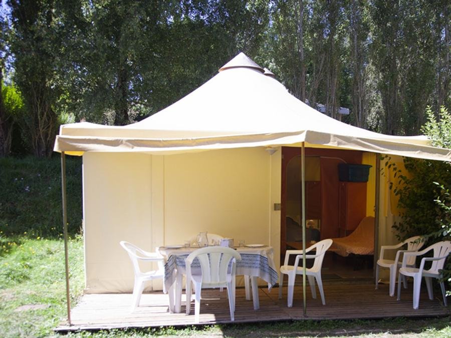 Camping Pas Cher vous présente avec son site Officiel campingpascher.fr, le Camping Lac De Bonnefon classé 3 étoiles, situé sur la commune de Naucelle dans le département Aveyron (Midi Pyrénées) en France. Le camping Lac De Bonnefon, vous présente un hébergement de type bungalow toilé de 25 m². Le camping Lac De Bonnefon vous propose du sam. 04 juillet au sam. 11 juillet 2026 pour 7 nuits à 420€. Cette location propose 21 dates différentes pour réserver votre séjour. Découvrez également les 16 autres gammes d'hébergements du camping. Les Avis clients pour le Camping Lac De Bonnefon sont excellents avec une note moyenne de 8 sur 10. LacÉtang, Piscine chauffée, Piscine extérieure, Animation ados, Animation enfants, Animations familiales, Club enfants, Aire de jeux enfants, Canoë-kayak, Centre équestre, Paddle, Parcours sportif, Ping-pong, Planche à voile, Pédalo, Pétanque, Randonnée, Skatepark, Structure gonflable enfants, Terrain de badminton, Terrain de basketball, Terrain de volley-ball, Terrain multisports, Trampoline, Bar, Boulangerie, Bureau de tabac, Dépôt de pain, Restaurant, Snack/Bar, Station-service, Supermarché, Épicerie,... En savoir plus : cliquez-ICI.
