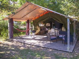 Camping Pas Cher vous présente avec son site Officiel campingpascher.fr, le Camping Lac De Bonnefon classé 3 étoiles, situé sur la commune de Naucelle dans le département Aveyron (Midi Pyrénées) en France. Le camping Lac De Bonnefon, vous présente un hébergement de type tente de 37 m² pour 2 personnes. Le camping Lac De Bonnefon vous propose du sam. 04 juillet au sam. 11 juillet 2026 pour 7 nuits à 406€. Cette location propose 16 dates différentes pour réserver votre séjour. Découvrez également les 16 autres gammes d'hébergements du camping. Les Avis clients pour le Camping Lac De Bonnefon sont excellents avec une note moyenne de 8 sur 10. LacÉtang, Piscine chauffée, Piscine extérieure, Animation ados, Animation enfants, Animations familiales, Club enfants, Aire de jeux enfants, Canoë-kayak, Centre équestre, Paddle, Parcours sportif, Ping-pong, Planche à voile, Pédalo, Pétanque, Randonnée, Skatepark, Structure gonflable enfants, Terrain de badminton, Terrain de basketball, Terrain de volley-ball, Terrain multisports, Trampoline, Bar, Boulangerie, Bureau de tabac, Dépôt de pain, Restaurant, Snack/Bar, Station-service, Supermarché, Épicerie,... En savoir plus : cliquez-ICI.