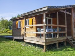 Camping Pas Cher vous présente avec son site Officiel campingpascher.fr, le Camping Lac De Bonnefon classé 3 étoiles, situé sur la commune de Naucelle dans le département Aveyron (Midi Pyrénées) en France. Le camping Lac De Bonnefon vous propose un hébergement de type chalet de 34 m² pour 1 personne (télévision). L'établissement vous propose 16 autres types d'hébergements. Découvrez tous nos séjours à petits prix dans la commune et aux alentours de Naucelle du département : Aveyron (Midi Pyrénées). Les Avis clients pour le Camping Lac De Bonnefon sont excellents avec une note moyenne de 8 sur 10. LacÉtang, Piscine chauffée, Piscine extérieure, Animation ados, Animation enfants, Animations familiales, Club enfants, Aire de jeux enfants, Canoë-kayak, Centre équestre, Paddle, Parcours sportif, Ping-pong, Planche à voile, Pédalo, Pétanque, Randonnée, Skatepark, Structure gonflable enfants, Terrain de badminton, Terrain de basketball, Terrain de volley-ball, Terrain multisports, Trampoline, Bar, Boulangerie, Bureau de tabac, Dépôt de pain, Restaurant, Snack/Bar, Station-service, Supermarché, Épicerie,... En savoir plus : cliquez-ICI.