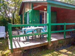 Camping Pas Cher vous présente avec son site Officiel campingpascher.fr, le Camping Lac De Bonnefon classé 3 étoiles, situé sur la commune de Naucelle dans le département Aveyron (Midi Pyrénées) en France. Le camping Lac De Bonnefon, vous présente un hébergement de type chalet de 30 m² pour 6 personnes et télévision. Le camping Lac De Bonnefon vous propose du sam. 18 avril au sam. 25 avril 2026 pour 7 nuits à 504€. Cette location propose 119 dates différentes pour réserver votre séjour. Découvrez également les 16 autres gammes d'hébergements du camping. Les Avis clients pour le Camping Lac De Bonnefon sont excellents avec une note moyenne de 8 sur 10. LacÉtang, Piscine chauffée, Piscine extérieure, Animation ados, Animation enfants, Animations familiales, Club enfants, Aire de jeux enfants, Canoë-kayak, Centre équestre, Paddle, Parcours sportif, Ping-pong, Planche à voile, Pédalo, Pétanque, Randonnée, Skatepark, Structure gonflable enfants, Terrain de badminton, Terrain de basketball, Terrain de volley-ball, Terrain multisports, Trampoline, Bar, Boulangerie, Bureau de tabac, Dépôt de pain, Restaurant, Snack/Bar, Station-service, Supermarché, Épicerie,... En savoir plus : cliquez-ICI.