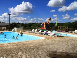 Camping Pas Cher vous présente avec son site Officiel campingpascher.fr, le Camping Lac De Bonnefon classé 3 étoiles, situé sur la commune de Naucelle dans le département Aveyron (Midi Pyrénées) en France. Le camping Lac De Bonnefon, vous présente un hébergement de type mobil-home de 30 m². Le camping Lac De Bonnefon vous propose du sam. 09 mai au sam. 16 mai 2026 pour 7 nuits à 560€. Cette location propose 79 dates différentes pour réserver votre séjour. Découvrez également les 16 autres gammes d'hébergements du camping. Les Avis clients pour le Camping Lac De Bonnefon sont excellents avec une note moyenne de 8 sur 10. LacÉtang, Piscine chauffée, Piscine extérieure, Animation ados, Animation enfants, Animations familiales, Club enfants, Aire de jeux enfants, Canoë-kayak, Centre équestre, Paddle, Parcours sportif, Ping-pong, Planche à voile, Pédalo, Pétanque, Randonnée, Skatepark, Structure gonflable enfants, Terrain de badminton, Terrain de basketball, Terrain de volley-ball, Terrain multisports, Trampoline, Bar, Boulangerie, Bureau de tabac, Dépôt de pain, Restaurant, Snack/Bar, Station-service, Supermarché, Épicerie,... En savoir plus : cliquez-ICI.