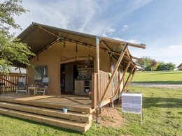 Camping Pas Cher vous présente avec son site Officiel campingpascher.fr, le Camping Lac De Bonnefon classé 3 étoiles, situé sur la commune de Naucelle dans le département Aveyron (Midi Pyrénées) en France. Le camping Lac De Bonnefon, vous présente un hébergement de type tente en toile et bois de 27 m² pour 4 personnes. Le camping Lac De Bonnefon vous propose du sam. 22 août au sam. 29 août 2026 pour 7 nuits à 490€. Cette location propose 21 dates différentes pour réserver votre séjour. Découvrez également les 16 autres gammes d'hébergements du camping. Les Avis clients pour le Camping Lac De Bonnefon sont excellents avec une note moyenne de 8 sur 10. LacÉtang, Piscine chauffée, Piscine extérieure, Animation ados, Animation enfants, Animations familiales, Club enfants, Aire de jeux enfants, Canoë-kayak, Centre équestre, Paddle, Parcours sportif, Ping-pong, Planche à voile, Pédalo, Pétanque, Randonnée, Skatepark, Structure gonflable enfants, Terrain de badminton, Terrain de basketball, Terrain de volley-ball, Terrain multisports, Trampoline, Bar, Boulangerie, Bureau de tabac, Dépôt de pain, Restaurant, Snack/Bar, Station-service, Supermarché, Épicerie,... En savoir plus : cliquez-ICI.