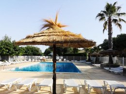 Camping Pas Cher vous présente avec son site Officiel campingpascher.fr, le Camping Le Barralet classé 3 étoiles, situé sur la commune de Collias dans le département Gard (Languedoc Roussillon) en France. Le camping Le Barralet vous propose un hébergement de type chalet de 27 m² pour 1 personne. L'établissement vous propose 13 autres types d'hébergements. Découvrez tous nos séjours à petits prix dans la commune et aux alentours de Collias du département : Gard (Languedoc Roussillon). Les Avis clients pour le Camping Le Barralet sont excellents avec une note moyenne de 8 sur 10. Piscine extérieure, Animations familiales, Aire de jeux enfants, Canoë-kayak, Centre équestre, Cyclisme, Pétanque, Randonnée, Bar, Dépôt de pain, Plats à emporter, Restaurant,... En savoir plus : cliquez-ICI.