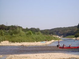 Camping Pas Cher vous présente avec son site Officiel campingpascher.fr, le Camping Le Barralet classé 3 étoiles, situé sur la commune de Collias dans le département Gard (Languedoc Roussillon) en France. Le camping Le Barralet vous propose un hébergement de type mobil-home de 31 m² avec climatisation. L'établissement vous propose 13 autres types d'hébergements. Découvrez tous nos séjours à petits prix dans la commune et aux alentours de Collias du département : Gard (Languedoc Roussillon). Les Avis clients pour le Camping Le Barralet sont excellents avec une note moyenne de 8 sur 10. Piscine extérieure, Animations familiales, Aire de jeux enfants, Canoë-kayak, Centre équestre, Cyclisme, Pétanque, Randonnée, Bar, Dépôt de pain, Plats à emporter, Restaurant,... En savoir plus : cliquez-ICI.