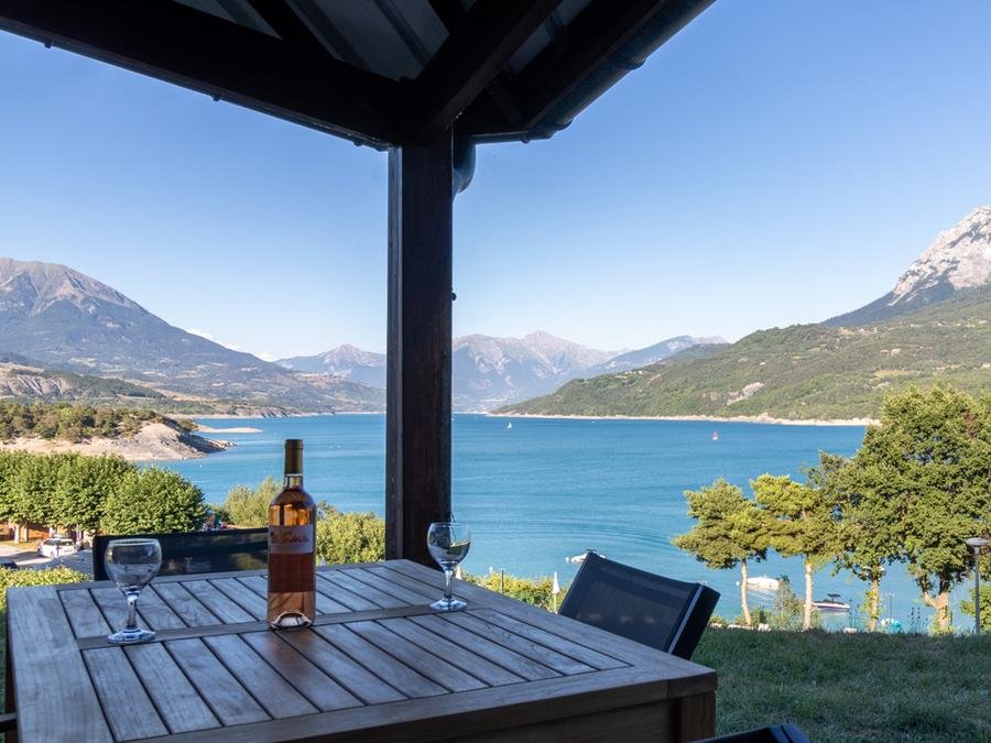 Camping Pas Cher vous présente avec son site Officiel campingpascher.fr, le Camping L'Ecrin Du Lac classé 3 étoiles, situé sur la commune de Chorges dans le département Hautes-alpes (Provence Alpes Côte D'azur) en France. Le camping L'Ecrin Du Lac, vous présente un hébergement de type studio de 30 m² avec climatisation et télévision. Le camping L'Ecrin Du Lac vous propose du sam. 05 septembre au sam. 12 septembre 2026, en promotion à -15% pour 7 nuits à 517,65 € au lieu de 609,0 € soit une Économie de 91,35 €. Cette location propose 40 dates différentes pour réserver votre séjour. Découvrez également les 9 autres gammes d'hébergements du camping. Les Avis clients pour le Camping L'Ecrin Du Lac sont excellents avec une note moyenne de 8 sur 10. Lac, Piscine extérieure, Animations familiales, Club enfants, Ping-pong, Pétanque, Terrain multisports, Bar, Boulangerie, Dépôt de pain, Restaurant, Snack/Bar, Supermarché,... En savoir plus : cliquez-ICI.